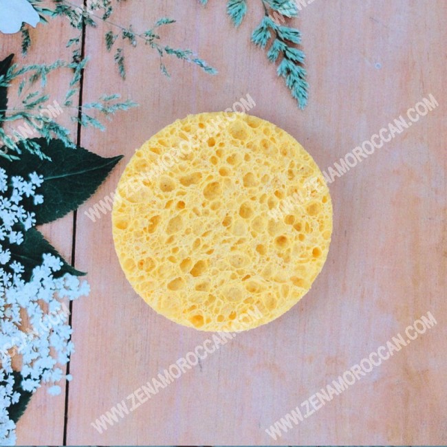 Sponge peeling the face